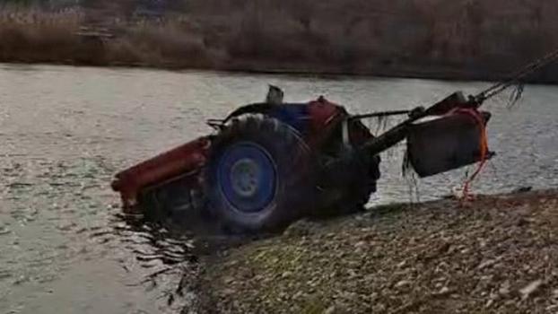 Kırıkkale'de traktör Kızılırmak'a düştü