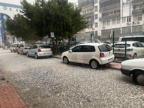 Silifke’de dolu yağışı etkili oldu
