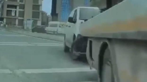 Bağcılar'da çekici park halindeki TIR'a çarptı: 2 yaralı