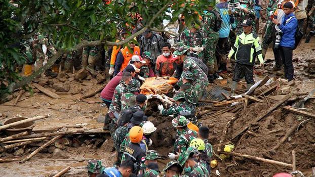 Endonezya'da toprak kaymasında hayatını kaybedenlerin sayısı 48'e yükseldi