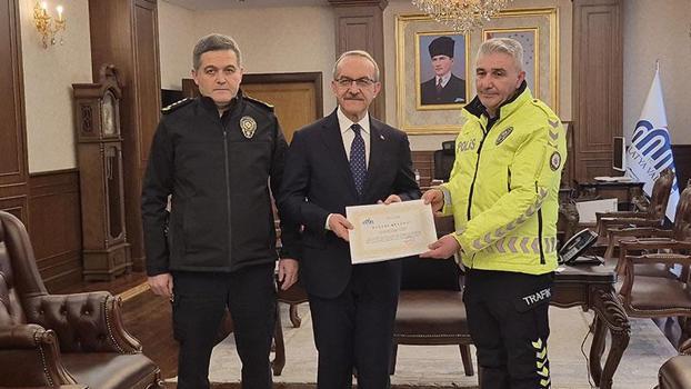 Ayağındaki çorabı üşüyen çocuğa veren polise teşekkür plaketi