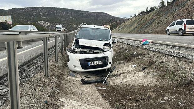 Kütahya’da hafif ticari araç refüjdeki su tahliye kanalına düştü; 2’si çocuk 3 yaralı