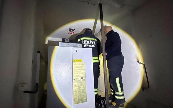 Çorlu'da elektrik kesintisinde asansörde mahsur kalanları itfaiye kurtardı