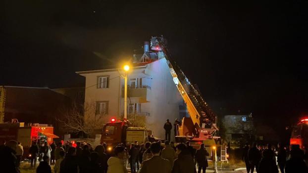 Bursa'da üç katlı binanın çatısı yandı