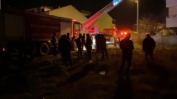 Bursa'da üç katlı binanın çatısı yandı