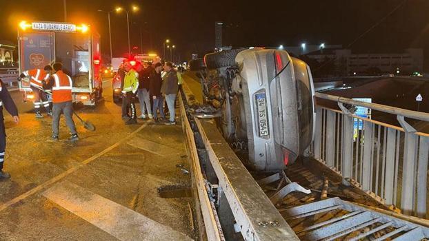 Avcılar'da otomobil bariyerin yanındaki yaya yoluna düştü: 2 yaralı