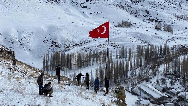 Türk bayrağını mahallenin en yüksek yerinde dalgalandırdılar