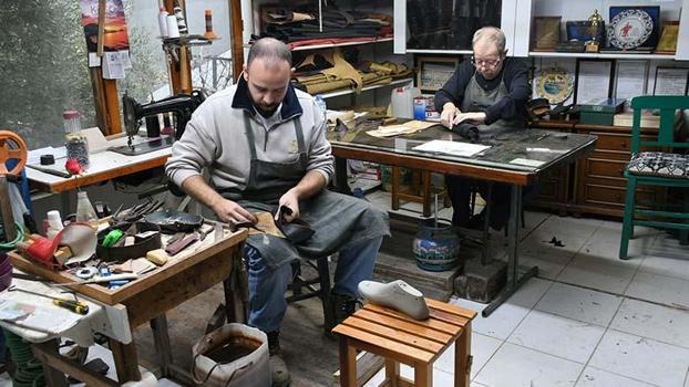 Körüklü çizme ustası, mesleğini oğluyla birlikte yaşatıyor