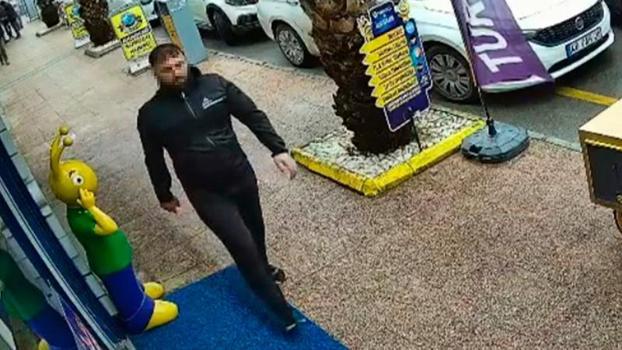 Tabancayla kuyumcuya girip 100 gram altını aldı, havaya ateş açıp kaçtı