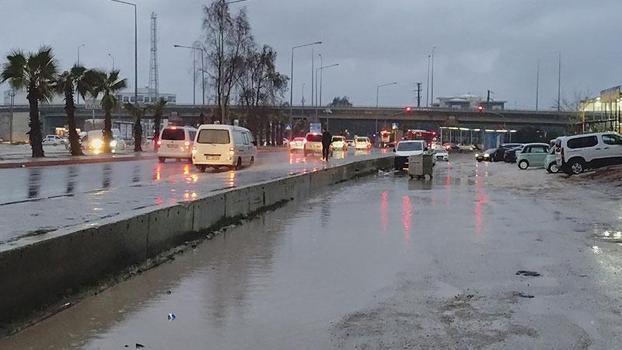 Kızıltepe'de sağanak; yollar göle döndü