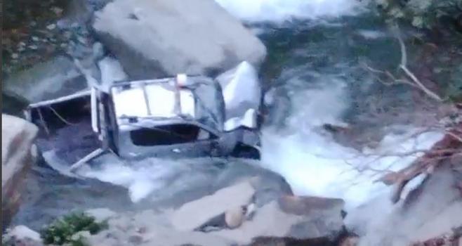 Rize'de kamyonet dereye yatağına düştü: 2 yaralı