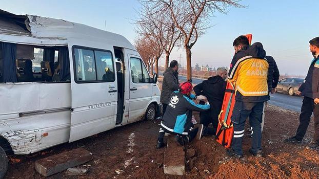 Minibüs ağaca çarptı: 7 yaralı
