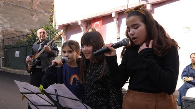 Barış Manço, ölüm yıl dönümünde, çocukken yaşadığı evin önünde anıldı