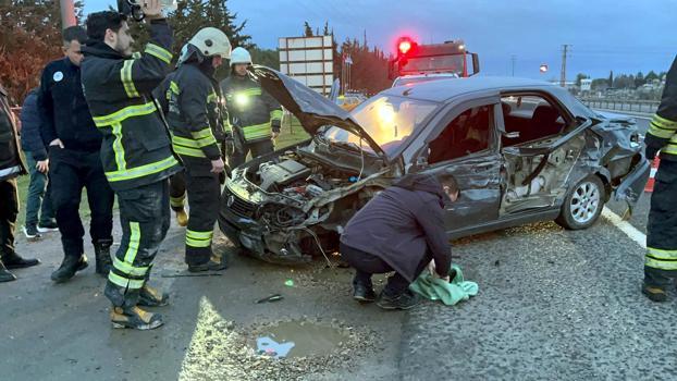 Kontrolden çıkan otomobil bariyerlere çarptı; 1 yaralı