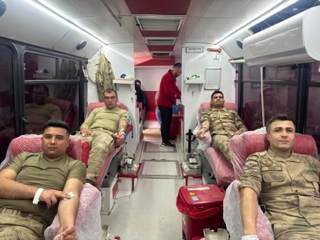 Kilis'te kan bağışı kampanyasına jandarmadan destek