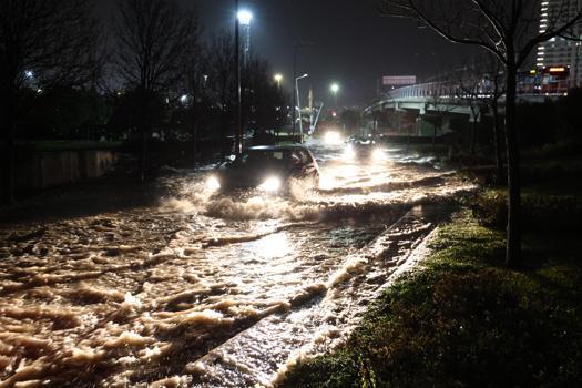 İzmir’de sağanak: Yollar göle döndü, ev ve iş yerlerini su bastı (2)