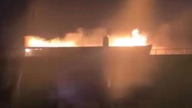 Terasta yakılan mangaldan savrulan kıvılcımlarla çatı katı yandı