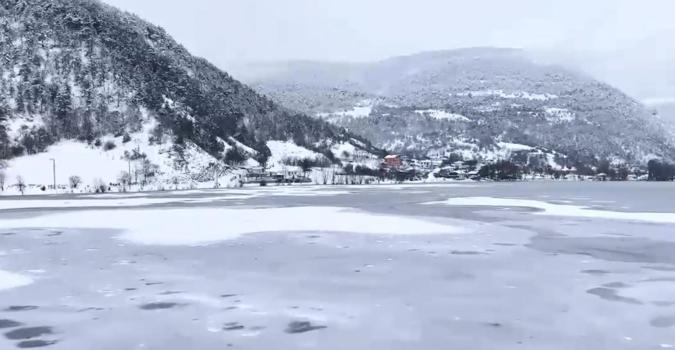 Buz tutan Çubuk Gölü, dronla görüntülendi