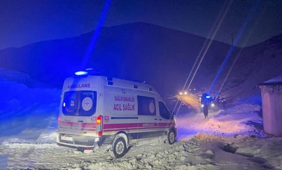Yolu çığ nedeniyle kapanan mahalledeki 2 hastayı, ekipler hastaneye ulaştırdı