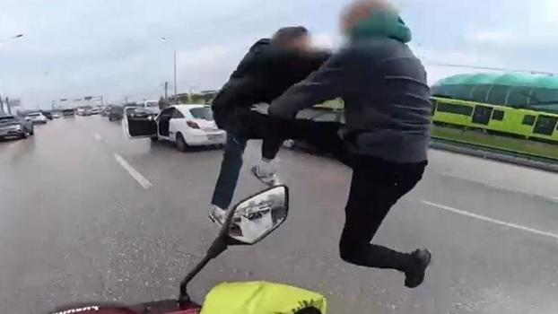 Bursa'da sürücülerin tekmeli-yumruklu kavgası kask kamerasında