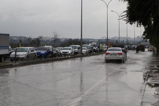 Adana'da sağanak hayatı olumsuz etkiledi / Ek fotoğraflar