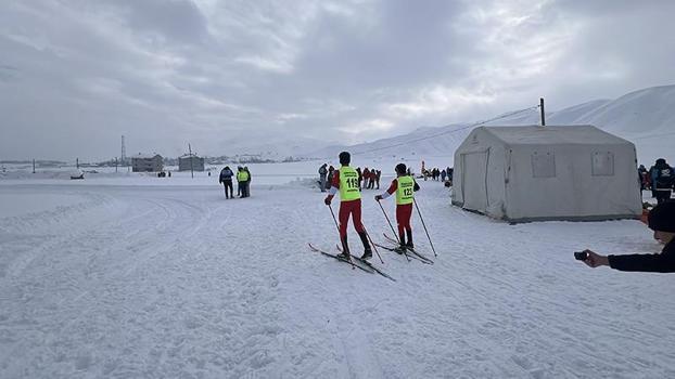 Yüksekova'da 365 sporcunun katıldığı Türkiye Kayaklı Koşu Eleme Yarışması başladı