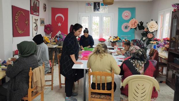Toprakkale’de kadınlar eva çiçek kursuyla meslek ediniyor