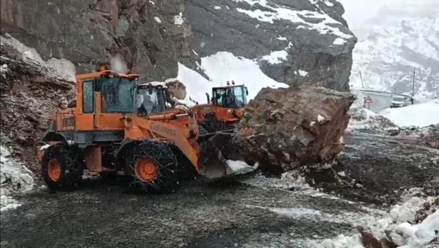 Beytüşşebap’ta dağdan kopan kaya yolu ulaşıma kapattı