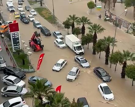 Adana’da sağanak hayatı olumsuz etkiledi (4)