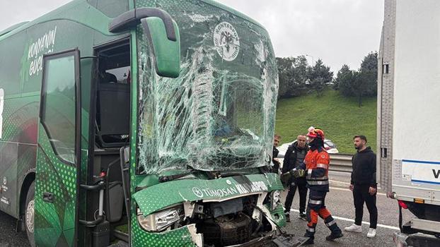 Konyaspor U-19 futbol takımını taşıyan otobüs kaza yaptı; 3 yaralı