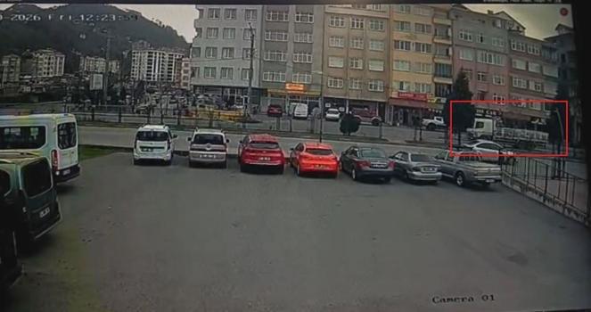 Kamyon kasasında patlayan yangın tüpü, otobüsün üzerine düştü