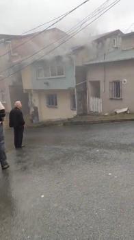 İstanbul- Arnavutköy’de iki katlı evde yangın: 2 kişi dumandan etkilendi