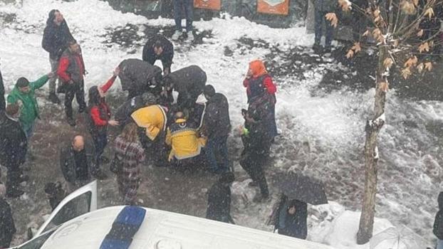 Çatıdan üzerine kar kütlesi düşen kadın öldü