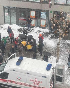 Çatıdan üzerine kar kütlesi düşen kadın öldü