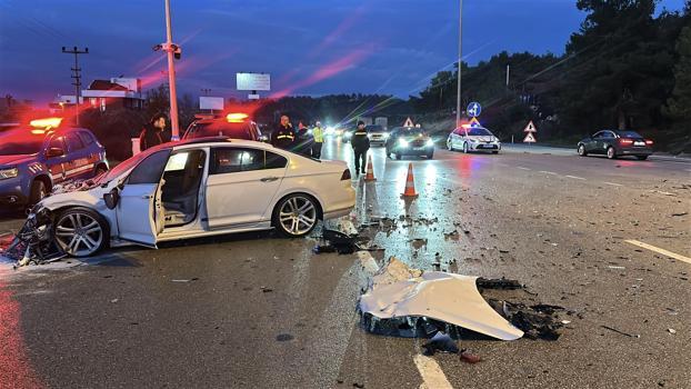 Çanakkale’de 2 otomobil çarpıştı; 1’i ağır 5 yaralı