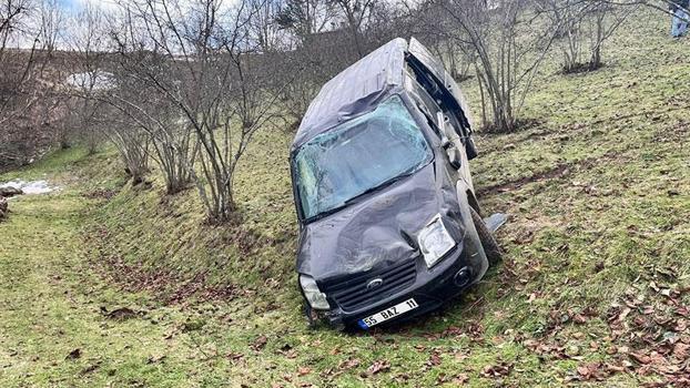 Hafif ticari araç, fındık bahçesine yuvarlandı: 1 ölü, 2 yaralı