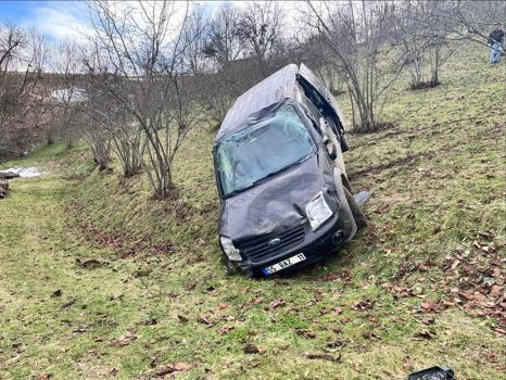 Hafif ticari araç, fındık bahçesine yuvarlandı: 1 ölü, 2 yaralı