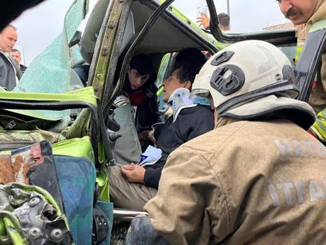 Hatay’da minibüs, otomobille çarpıştı: 5 yaralı