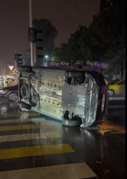 Hafif ticari araç ile otomobil çarpıştı: 2 yaralı