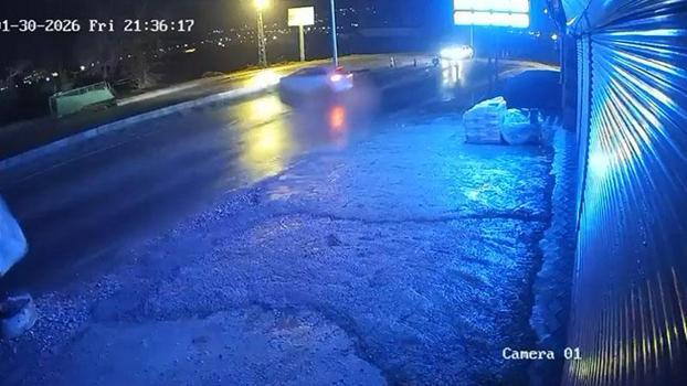 Otomobil, refüje ve bir otomobile çarptı: 2 yaralı