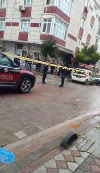 İstanbul- Sultangazi'de silahlı saldırı kamerada: 2 yaralı