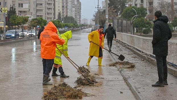 Mersin'de kuvvetli yağış sonrası temizlik çalışması