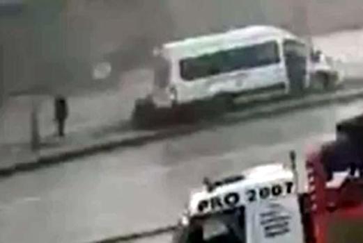 Servis minibüsü refüje çıktı, yaya saniyelerle kurtuldu