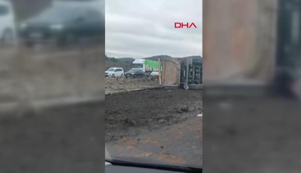 Kuzey Marmara Otoyolu'nda kamyon devrildi; trafik yoğunluğu oluştu