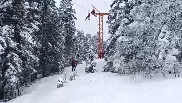 Uludağ'da telesiyejde mahsur kalan 51 kişi, 3 saat sonra kurtarıldı- Yeniden