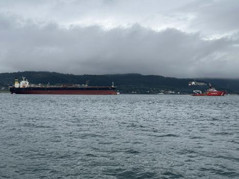 Bozcaada açıklarında karaya oturan tanker, bakım için Yalova'ya götürülüyor