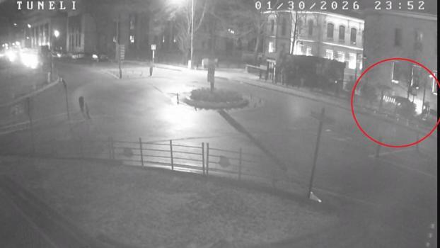 Otomobil tünel çıkışı Valilik binasının duvarına çarptı