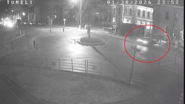 Otomobil tünel çıkışı Valilik binasının duvarına çarptı