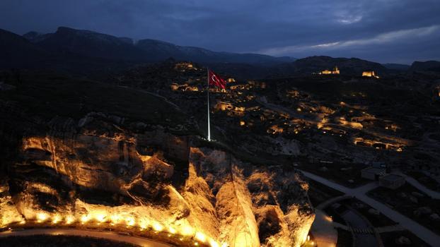 Hasankeyf’te ışıklandırılan Şaab Vadisi ve kale bölgesi dronla görüntülendi