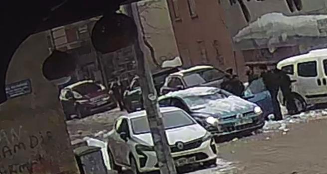 Çatıdan kopan kar kütlesi, otomobilin üzerine düştü; olay kamerada